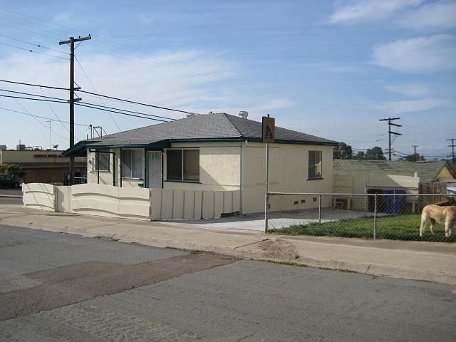 2nd image of 2706 Comstock St