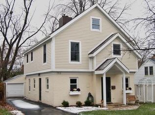 753 Division St, Barrington, IL 60010