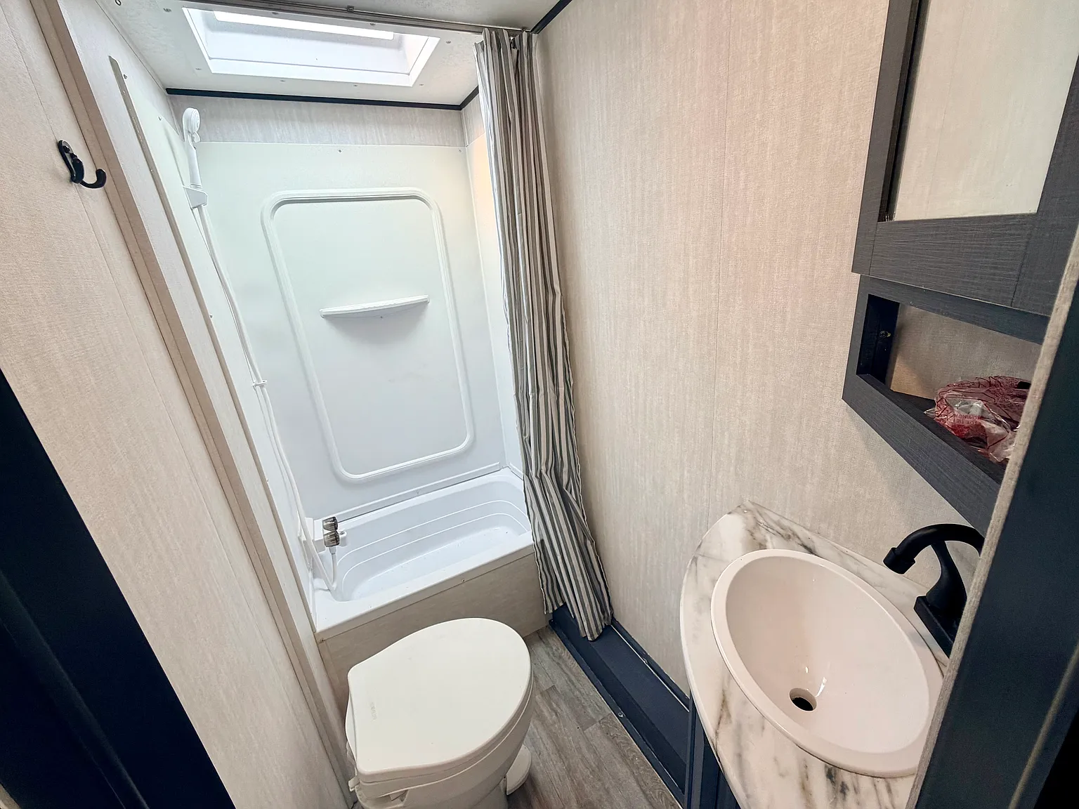 1 bed, 240 sqft, $1,300 — Photo 3