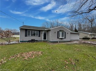 18066 Hillcrest Dr, Lake Milton, OH 44429
