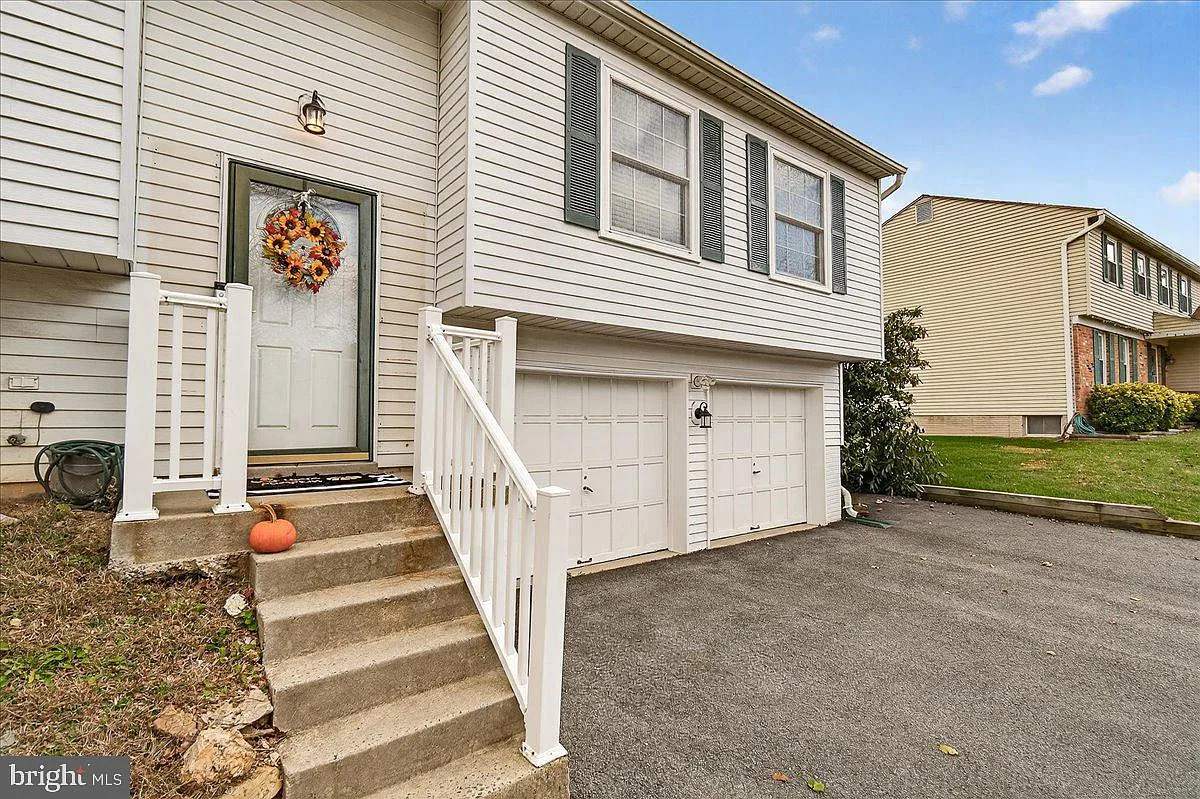 3 bed, 2.5 bath, 1432 sqft, $3,100 — Photo 3
