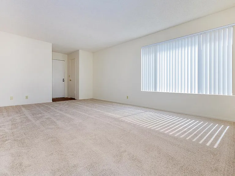 Emerald West Apartments — Photo 10