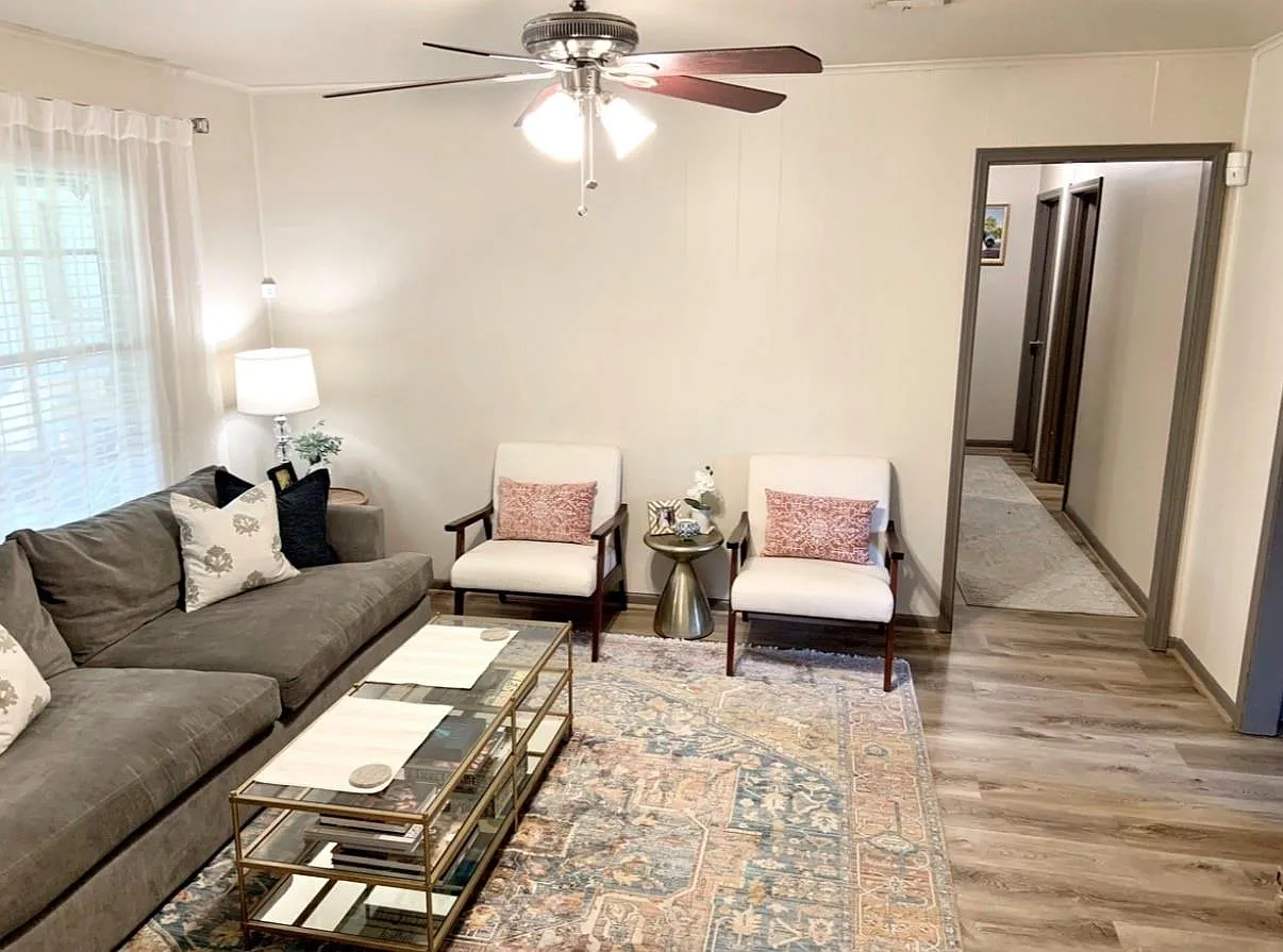 4 bed, 2.0 bath, 1900 sqft, $2,500 — Photo 3