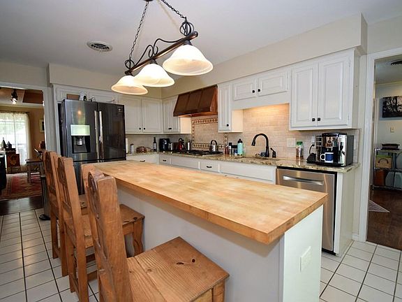 3rd image of 204 Royale Dr