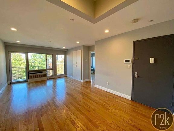 3rd image of 23-23 Astoria Blvd #R4