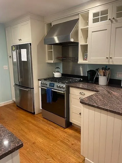 3 bed, 2.0 bath, 2700 sqft, $3,500 — Photo 3