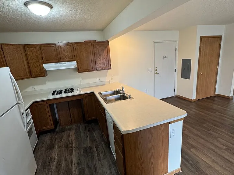 PIONEER BLUFF APARTMENTS — Photo 47