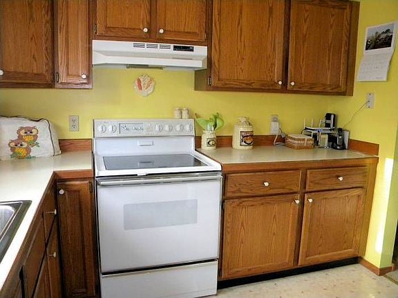 Spacious & Bright Kitchen