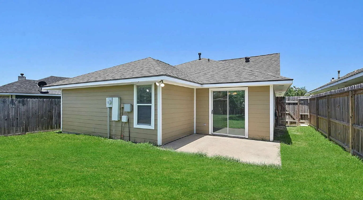 3 bed, 2.0 bath, 1299 sqft, $1,875 — Photo 2