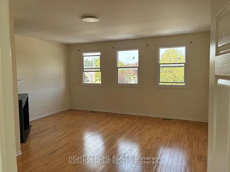 29 Roxanne Cres — Photo 7