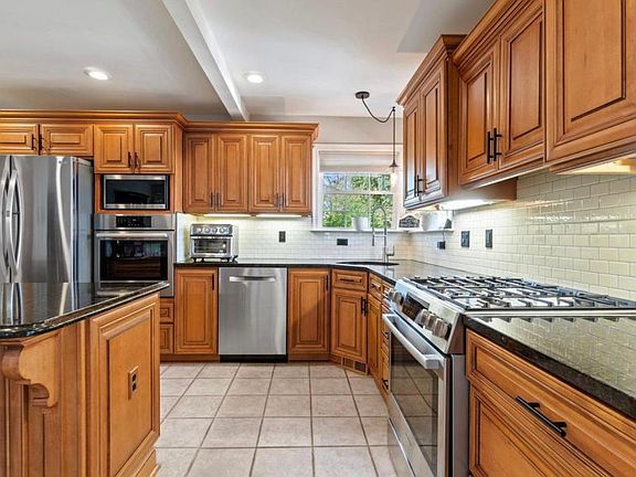 5th image of 11 Lawrence Ln