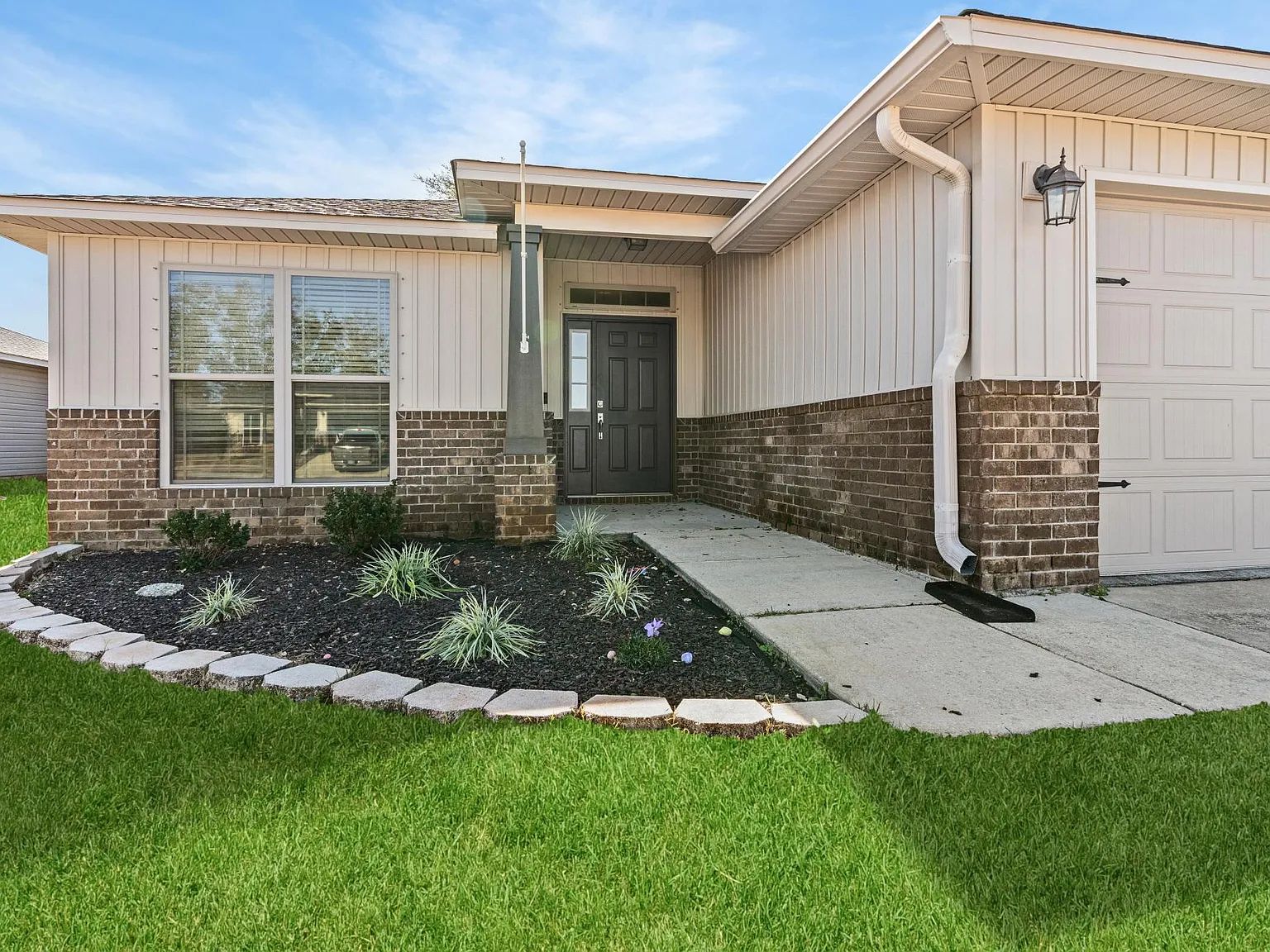 3 bed, 1855 sqft, $1,900 — Photo 3