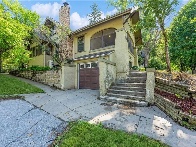 102 E Broadway St — Photo 3