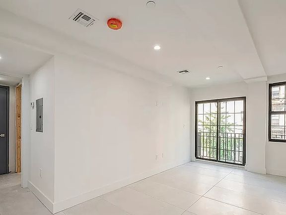5th image of 2692 Creston Ave #4F