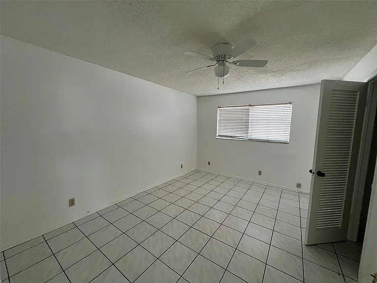 230 SW 1st St #G-8 — Photo 8