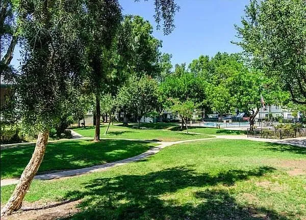 1817 E Grand Ave #16 — Photo 25
