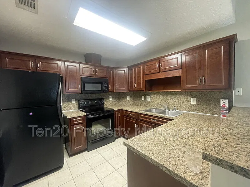 3 bed, 2.0 bath, 1379 sqft, $1,600 — Photo 2