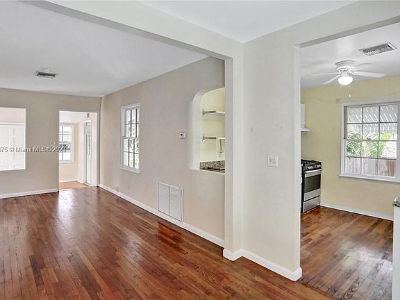 5th image of 707 SW 11th St