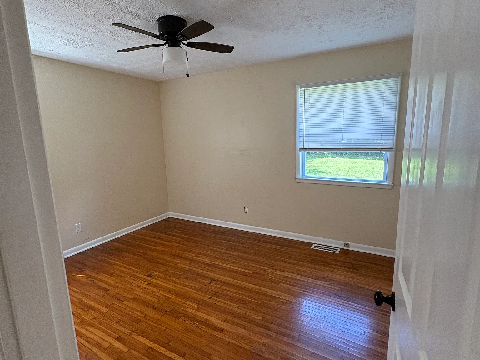 3 bed, 1000 sqft, $1,700 — Photo 3