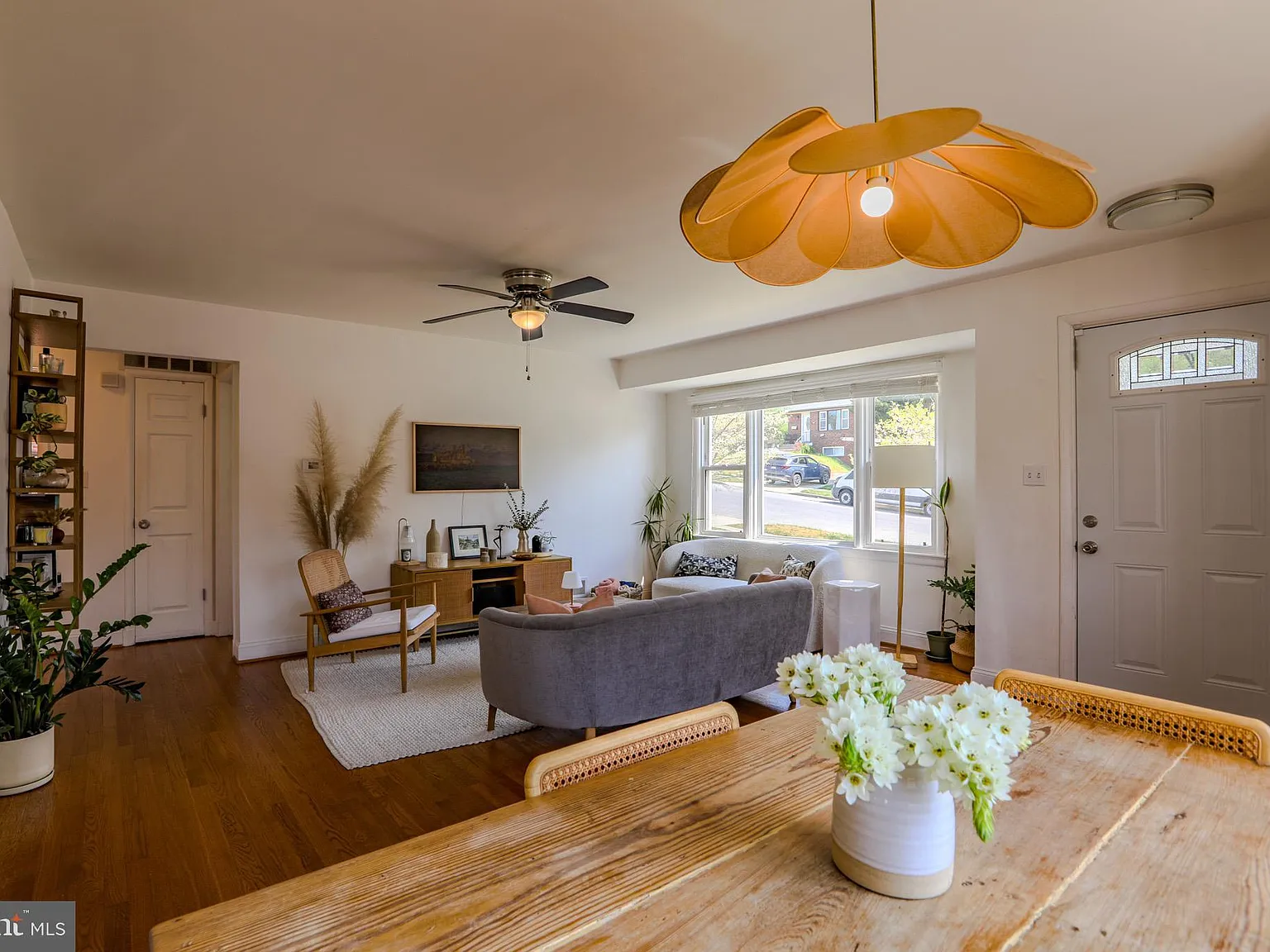 3 bed, 2.0 bath, 2032 sqft, $3,700 — Photo 2