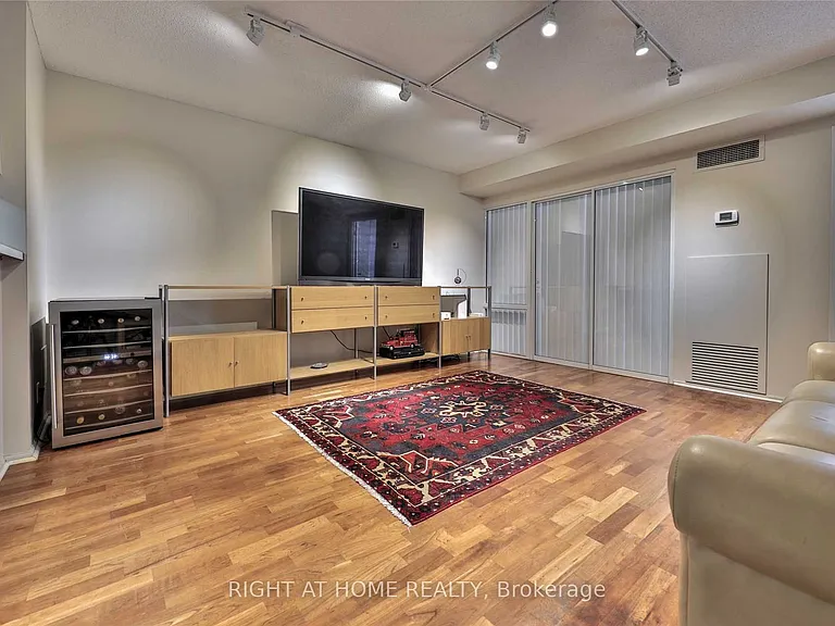 717 Bay St #906 — Photo 7