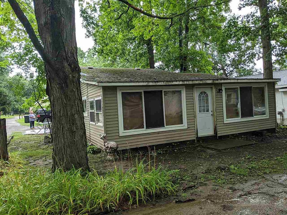 1st image of 221 Elm Ct