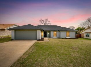 208 Meadowhill Dr, Benbrook, TX 76126