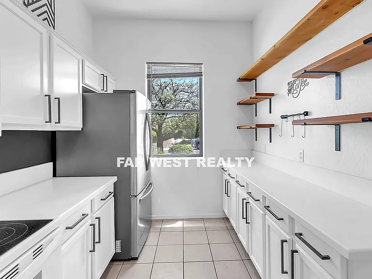 5251 N Celestine Ct — Photo 8