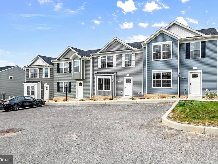 26 Laurel Way — Photo 2