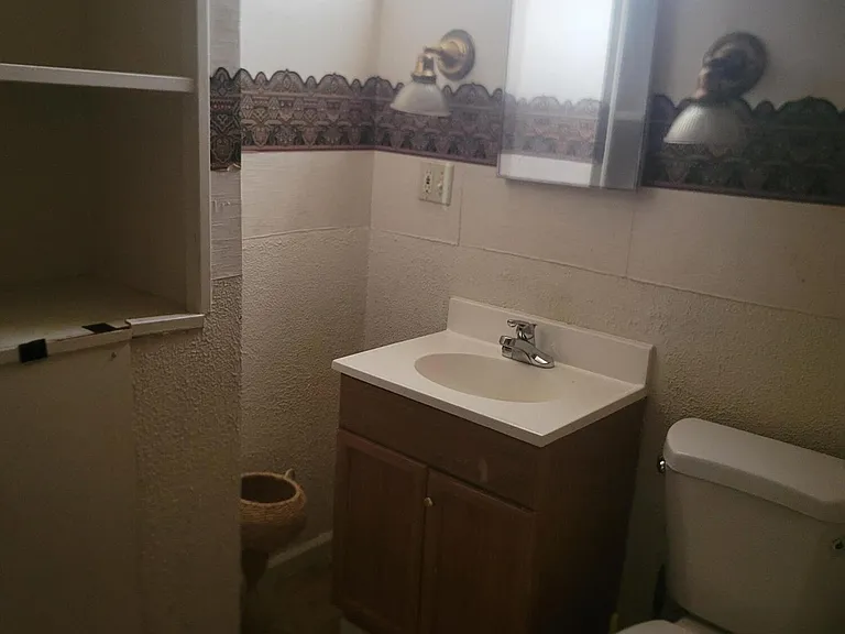 24011 Seneca St — Photo 15