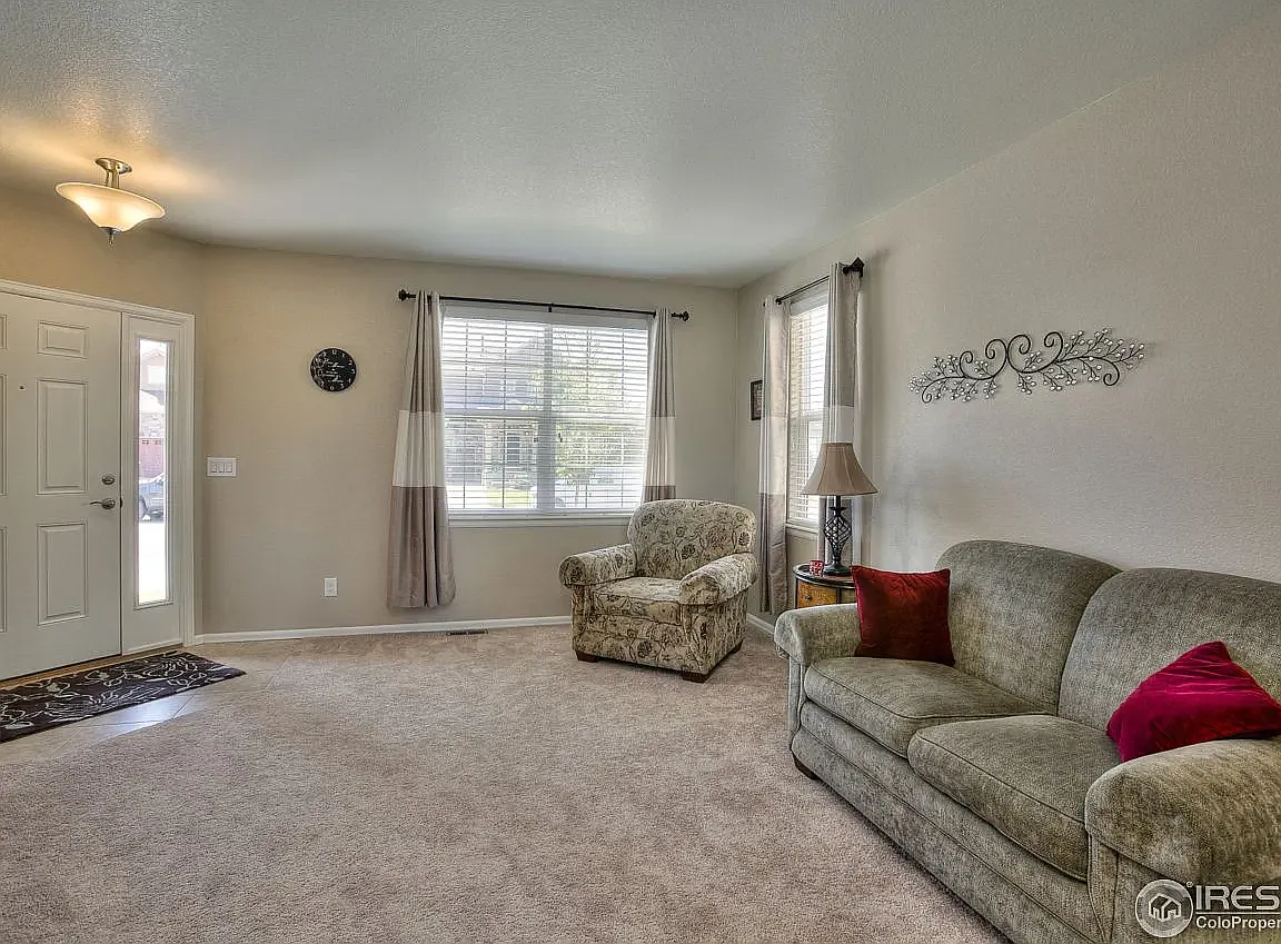 4 bed, 2299 sqft, $2,850 — Photo 3