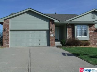 11713 Bayview Dr, Papillion, NE 68133