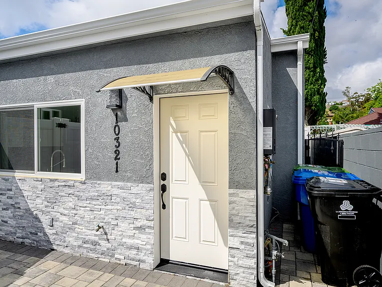 10321 Sherman Grove Ave — Photo 2