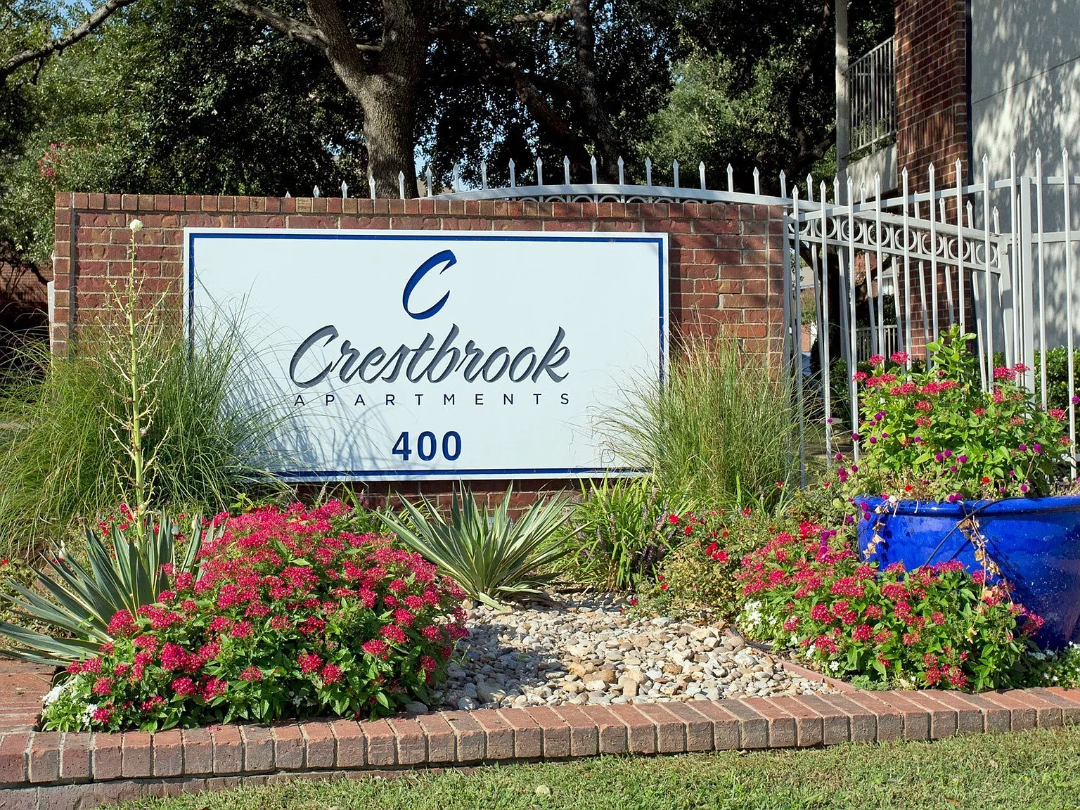 Crestbrook Apartments — Photo 3