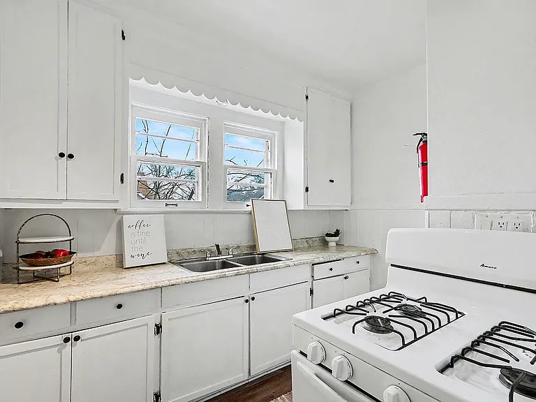 140 Dixie Ave — Photo 3