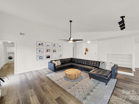 3rd image of 146 Vista Grande Cir