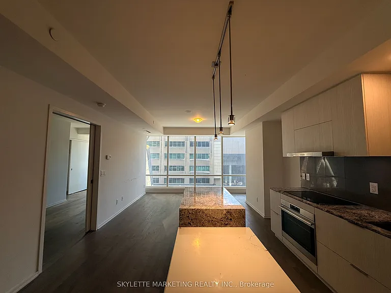 1 Bloor St E #422 — Photo 4