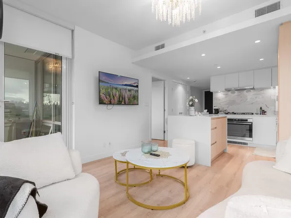1500 Fern St #1902, North Vancouver, BC V7J 0A9