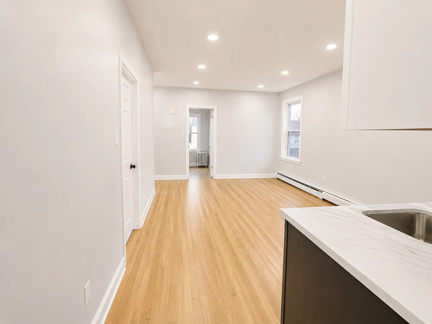 4 bed, 900 sqft, $2,400 — Photo 3