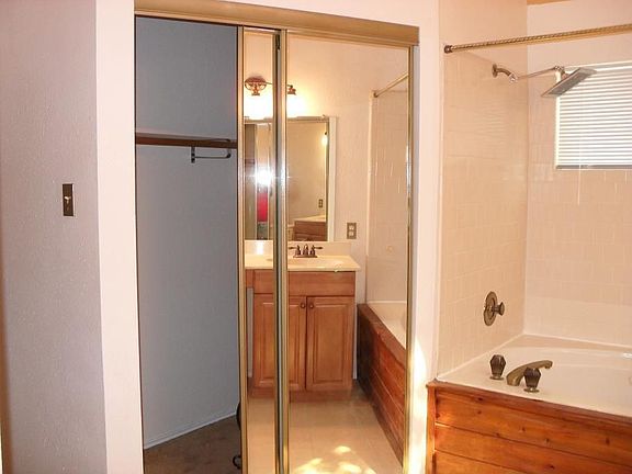 walk-in closet/jacuzzi tub