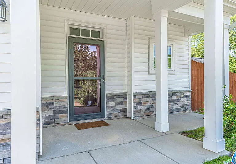 130 Henley Pl — Photo 2