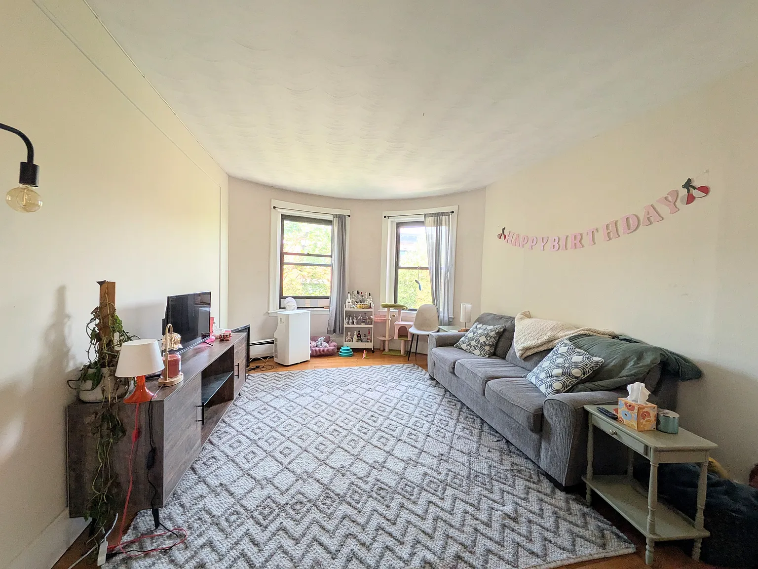 4 bed, 9999 sqft, $3,900 — Photo 1