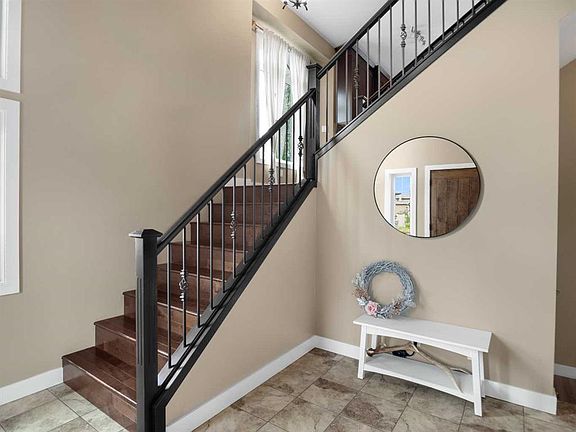 4th image of 25 W Grove Close