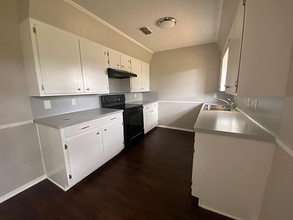 3rd image of 403 Deerwood Dr