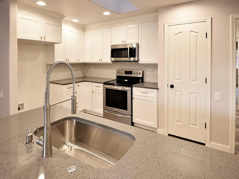 2340 N Warwick Ave — Photo 11