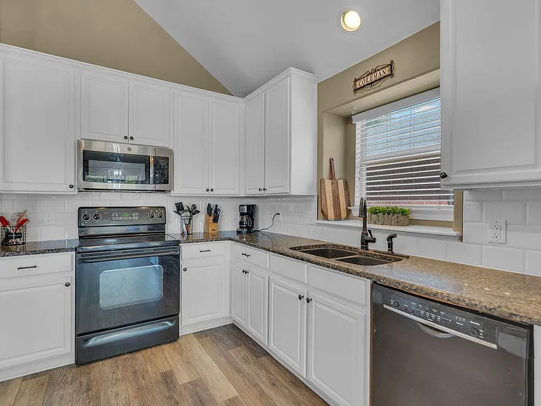 3917 Miramar Dr — Photo 14