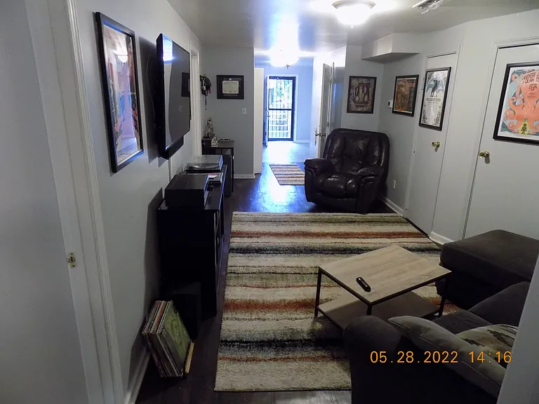 566 W Short St #C — Photo 12