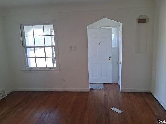 5th image of 20449 Gallagher St