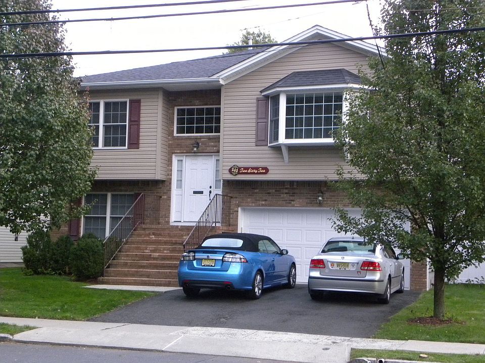 Lovely curb appeal and maintenance free
