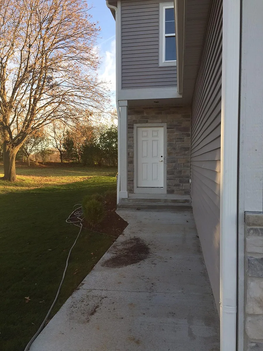 Building Photo - 483 Bolson Dr